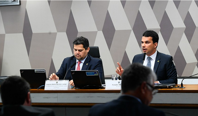 O presidente da CCJ, Davi Alcolumbre, e o relator do projeto, senador Irajá, na reunião desta quarta. | Foto: Marcos Oliveira/Agência Senado
