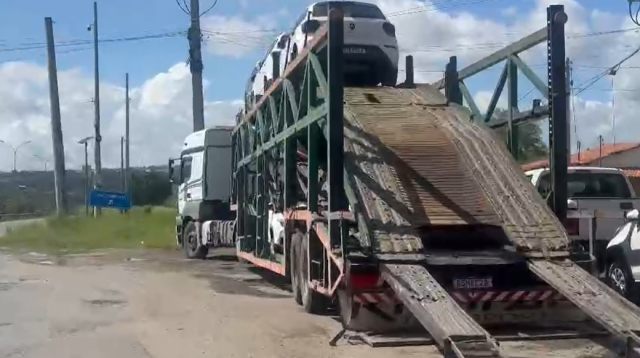 PRF apreende carro roubado em veículo cegonha3