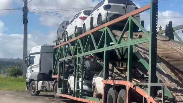 PRF apreende carro roubado em veículo cegonha3