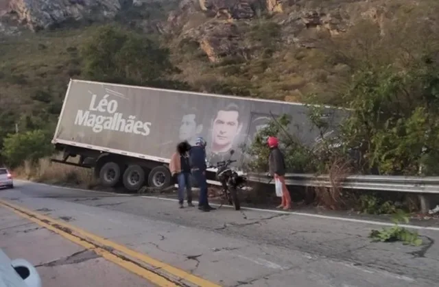 Carreta do cantor Léo Magalhães se envolve em acidente