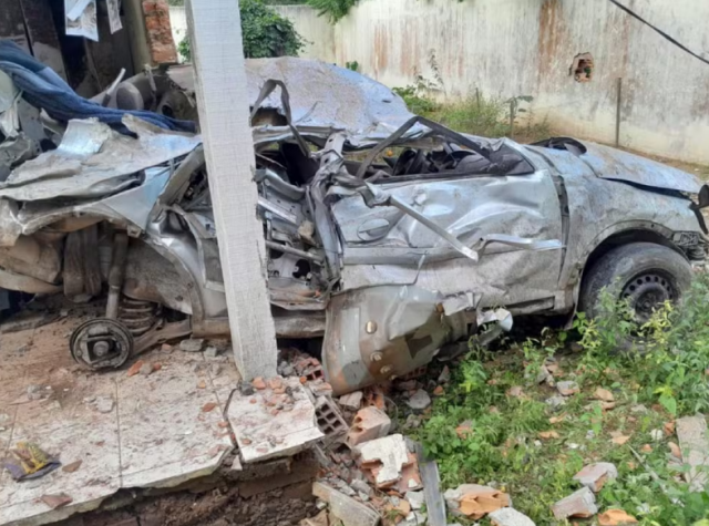 carro bate em muro em Paripiranga