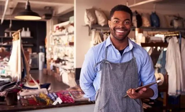 sebrae homem negro empreendedor vendedor sorindo