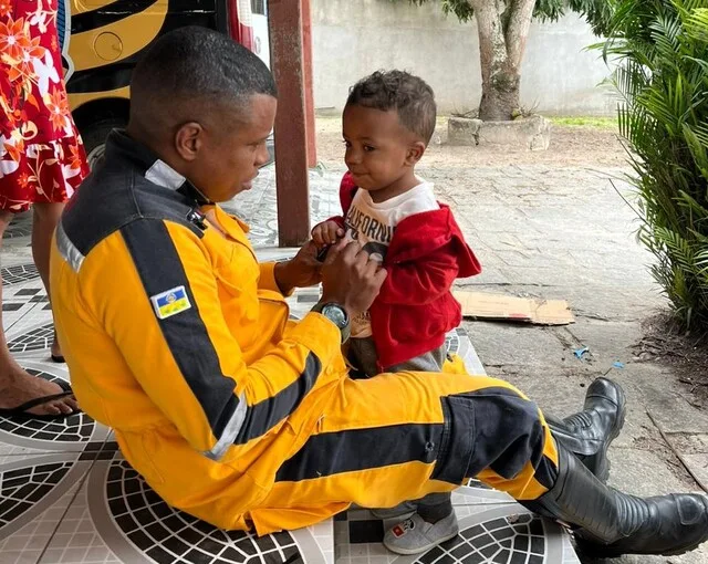 Socorristas salvam criança de 2 anos engasgado com uma bala; comportamento de cachorro chama atenção (1)