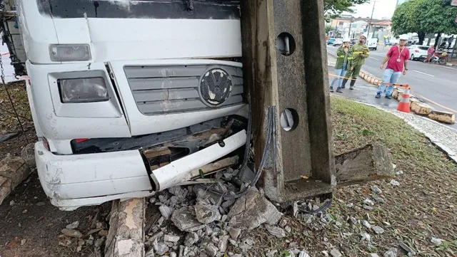 Acidente na Avenida Maria Quitéria