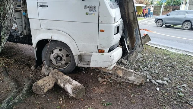 Acidente na Avenida Maria Quitéria