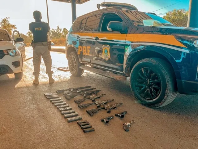 PRF apreende arsenal de armas em veículo durante fiscalização em Barreiras