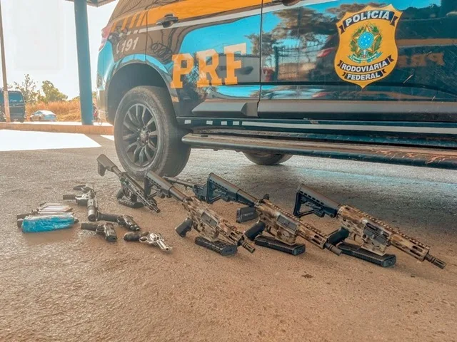 PRF apreende arsenal de armas em veículo durante fiscalização em Barreiras