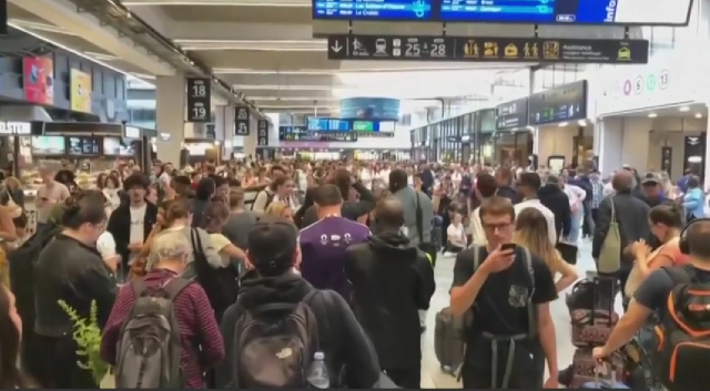 pessoas em estação de trem 