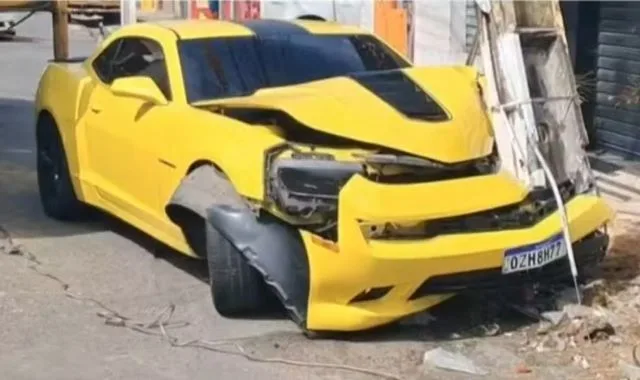 carro batido camaro amarelo poste