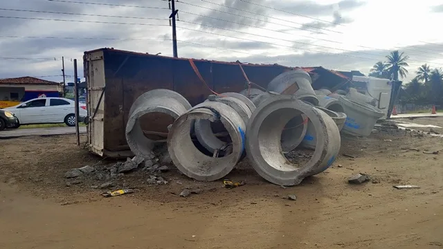 Carreta carregada com manilhas tomba em rodovia na cidade de Feira de Santana