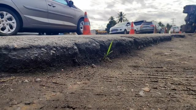 Carreta carregada com manilhas tomba em rodovia na cidade de Feira de Santana