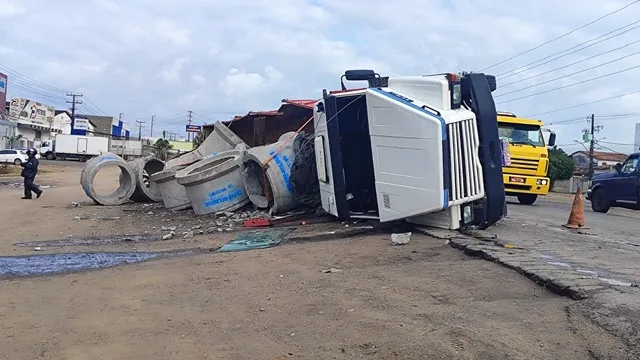 Carreta carregada com manilhas tomba em rodovia na cidade de Feira de Santana