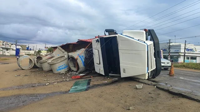 Carreta carregada com manilhas tomba em rodovia na cidade de Feira de Santana