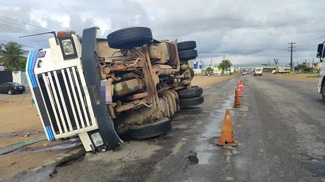 Carreta carregada com manilhas tomba em rodovia na cidade de Feira de Santana