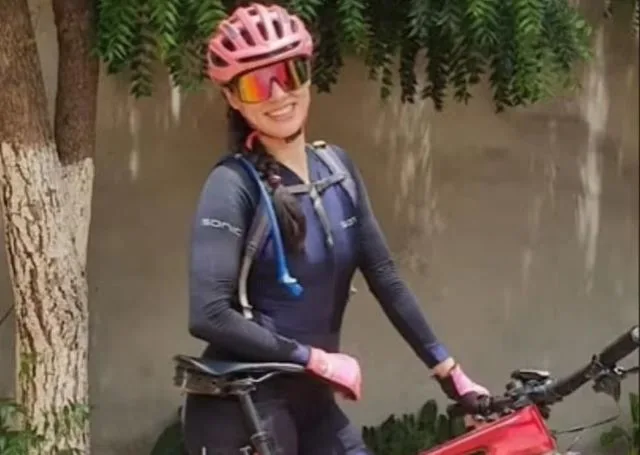 mulher ciclista com bicicleta