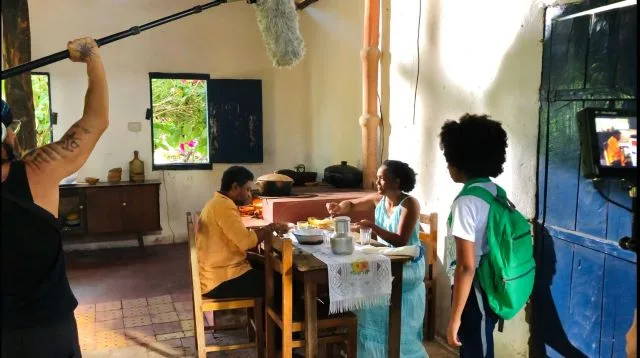 pessoas reunidas curta filme maria Quitéria atores pessoas na mesa