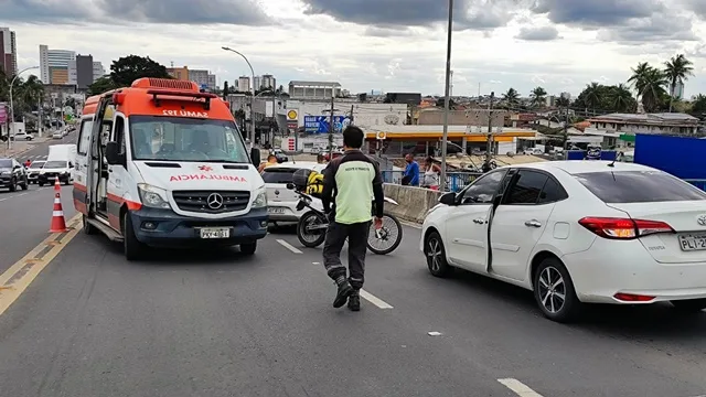 Engavetamento na Avenida Noide Cerqueira