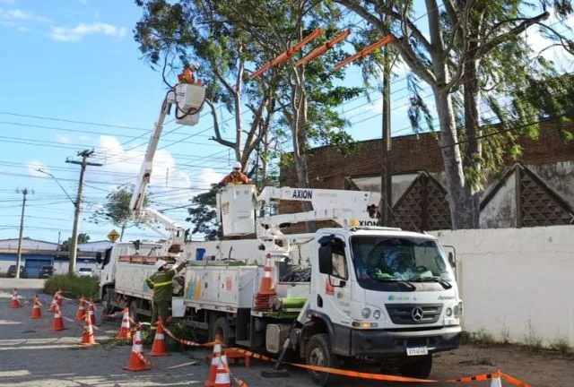 caminhão da Coelba operação poda de árvores 