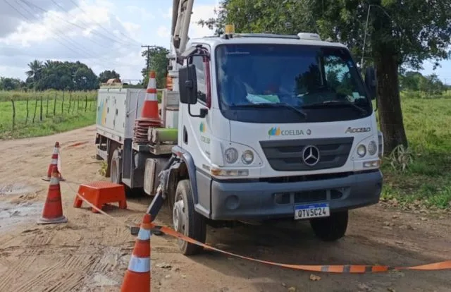 caminhão da Coelba operação poda de árvores