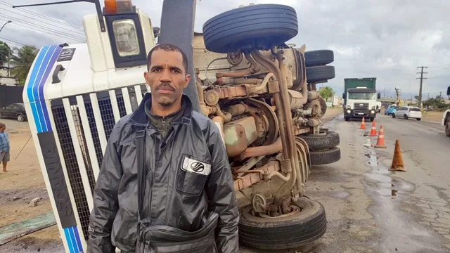 Carreta carregada com manilhas tomba em rodovia na cidade de Feira de Santana