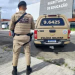 Polícia Militar em frente a Secretaria Muncipal de Educação