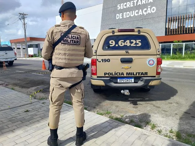 Polícia Militar em frente a Secretaria Muncipal de Educação